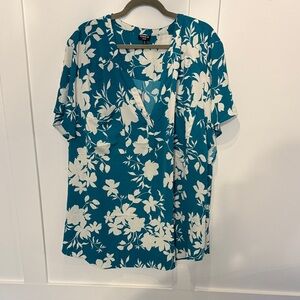 Torrid size 6 Teal Floral V-Neck Blouse short sleeve